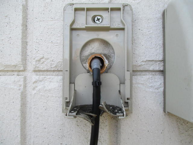 雨水防水処理をし、入線カバー内のCD管内に押し込む