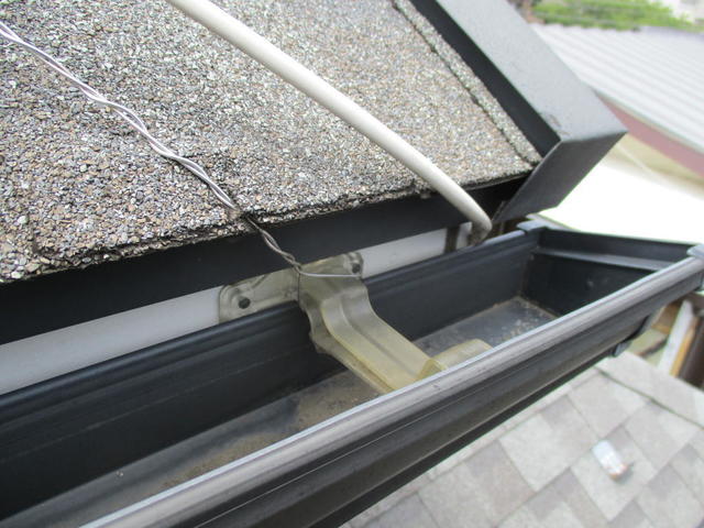 アンテナ支線は、雨トヨプラスティック金具に巻いただけ