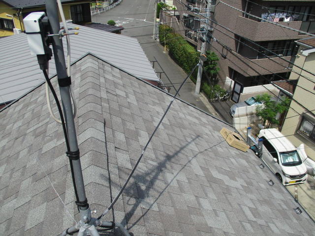 屋根に転がさずにアンテナステンレス支線に固定しながら配線引き回し