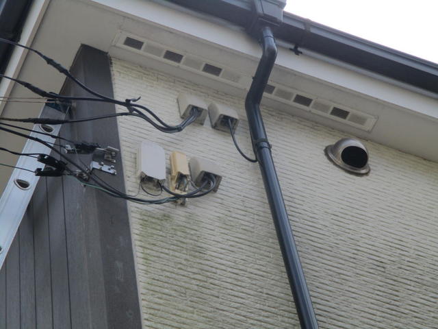 配線接続部分の雨水防水処理をし、入線カバー内に収める