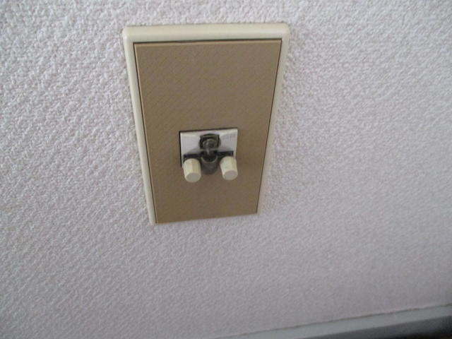 アナログ時代のテレビ壁端子ユニットでしたが一部破損