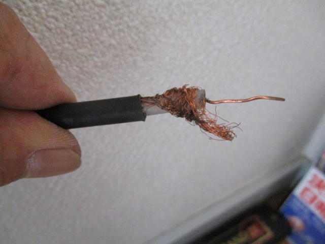 芯線と被覆網線が完全に触れて、ショート(電波減衰)