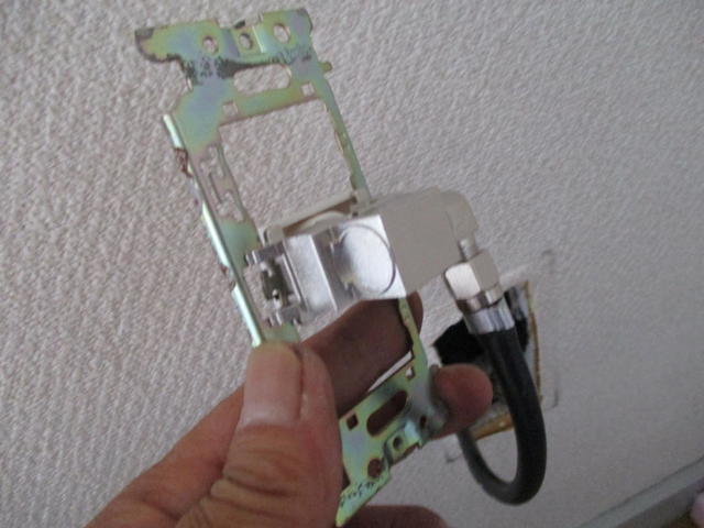 新しいテレビ壁端子ユニットに交換