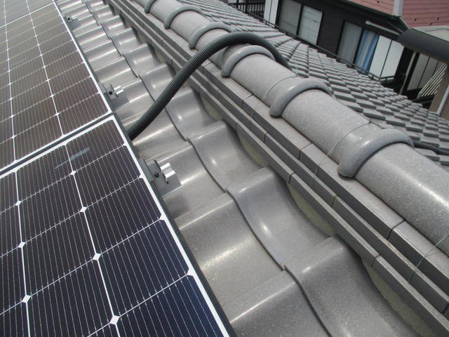屋根上の太陽光パネルとの隙間