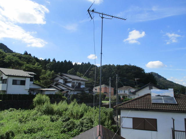 既存アンテナが微風で揺れている状態+配線が外れている