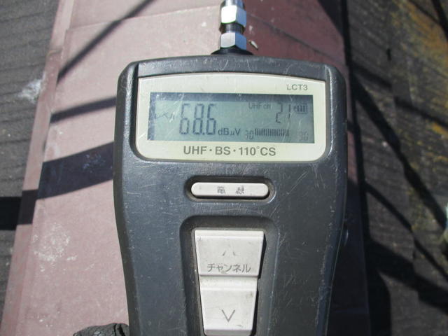 電波強度は、山の隙間から受信している感じで強い