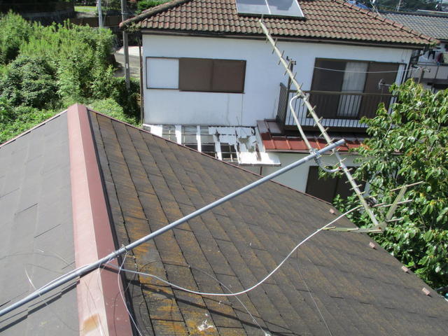 4mの高さに取り付けられたUHFアンテナを低くするには、一旦アンテナを倒し
