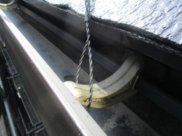 雨トヨプラスティック金具に巻かれ