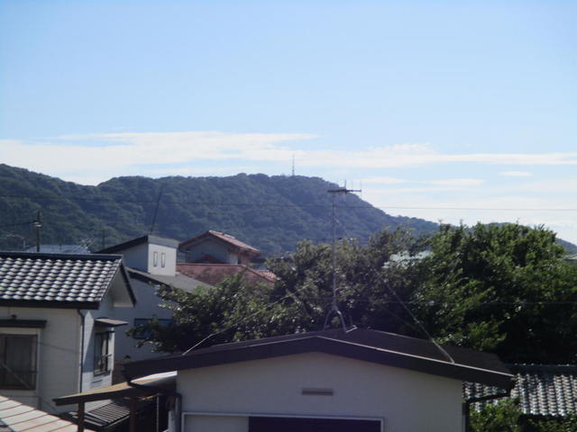 屋根上から肉眼で平塚局電波塔が確認出来るロケーション