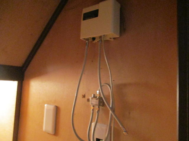 1階物入内のケーブルテレビブースター