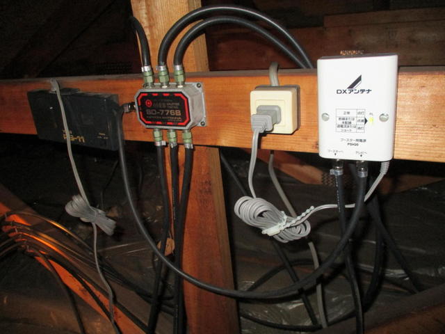 屋根裏に設置されていたブースター電源部の入替え作業