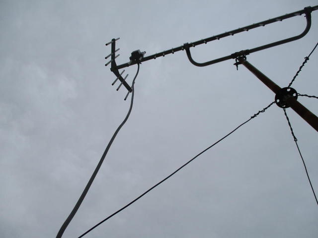 UHFアンテナからの配線に断線が無い事を電波測定して確認
