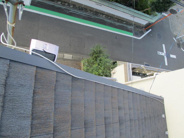 やっぱり配線は屋根に転がされているだけ