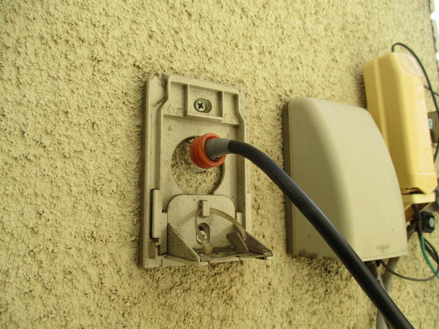 配線接続部分をCD管内に押し込む