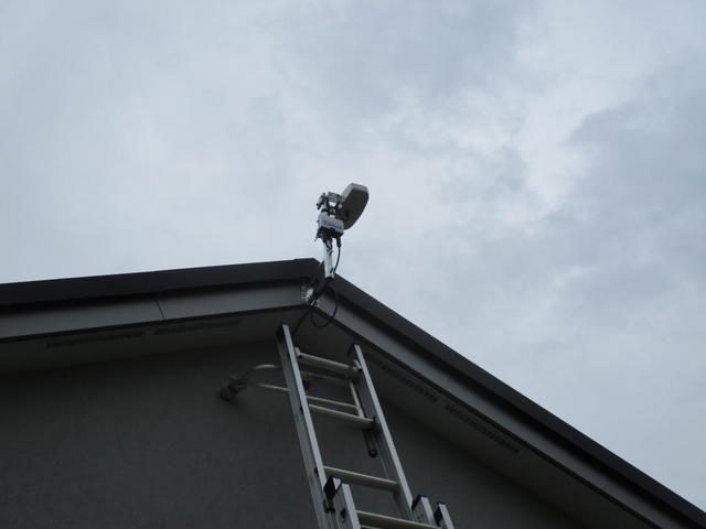 建物裏手に小型アンテナを破風板壁面取り付け