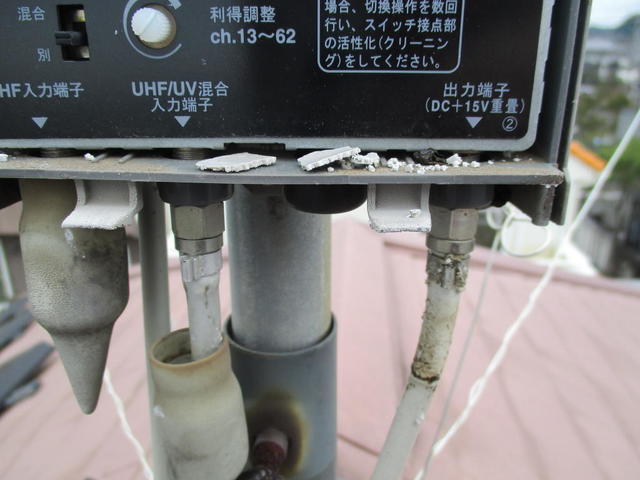 ブースター内部に腐食した蓋の破片がボロボロになって散乱