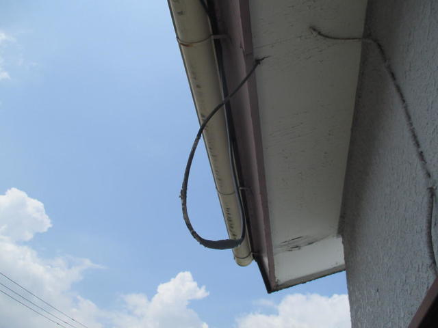 軒下建物引き込み配線部分で防水処理をして配線接続