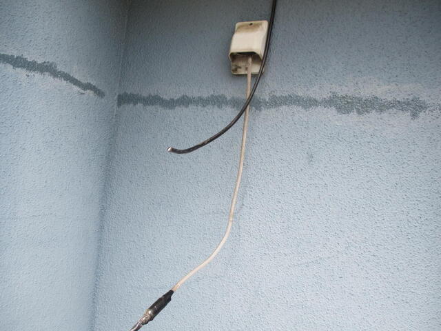 建物引き込み配線が垂れ下がっていた