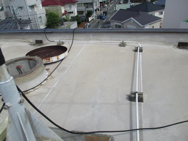 屋上に最初のアンテナ工事の配線は、CD管で引き回し