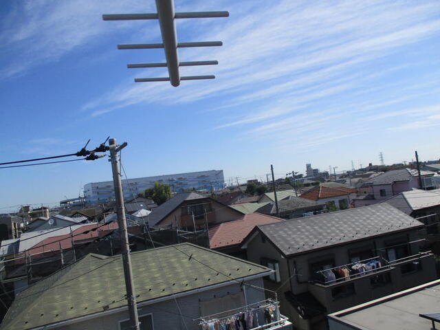 屋根上に上がって早々、建設された建物が電波塔方向になっているのを確認