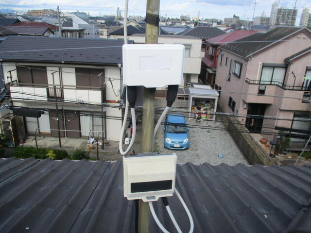 ブースター電源供給配線は、屋外2分配されている配線