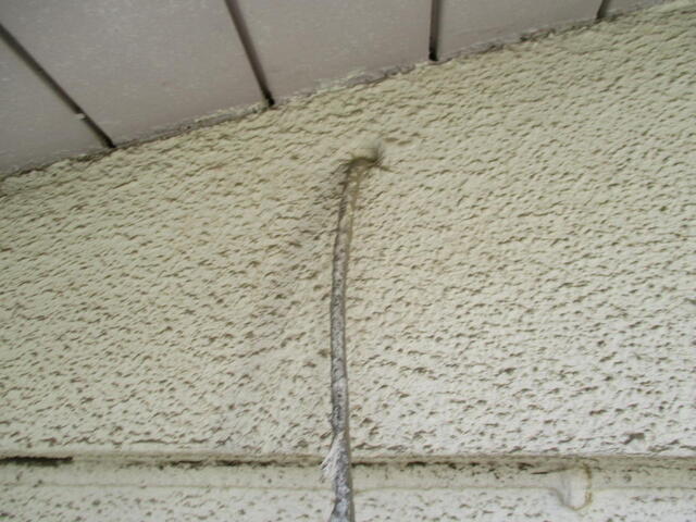 建物引き込み配線が壁から出ている