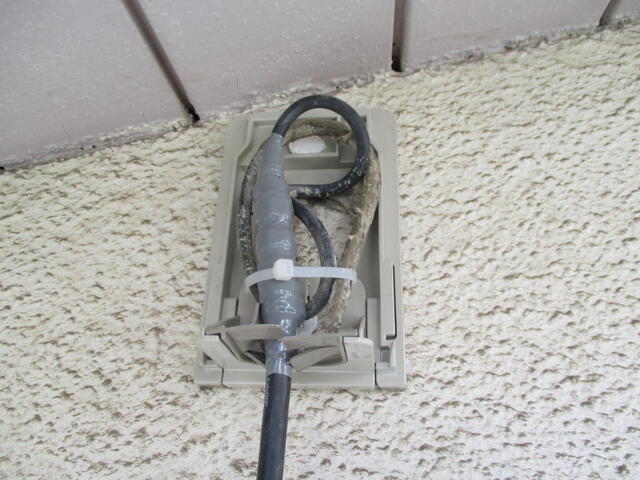 建物引き込み線位置に入線カバー取り付け