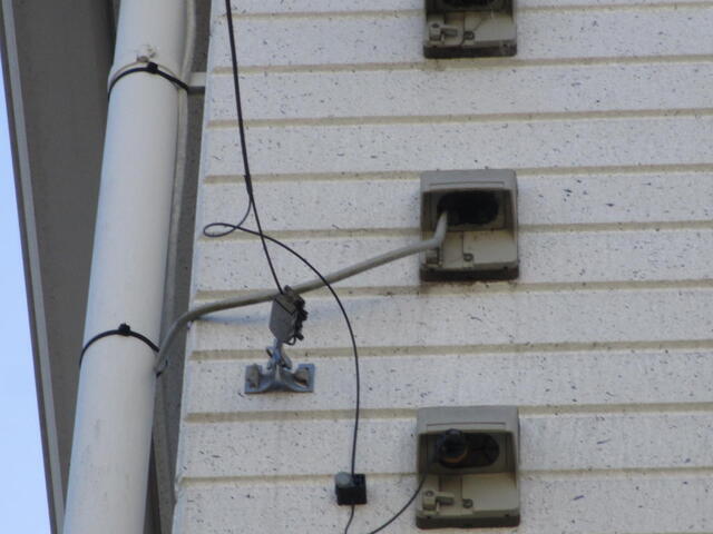 屋根に上がる際に目にした建物引き込み配線