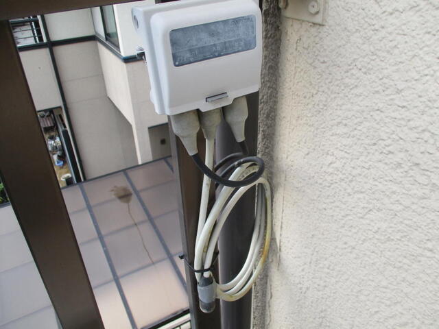 1階と2階の二部屋でBSが見れる様に分配工事されている配線をまとめる