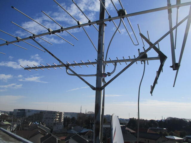 仮UHFアンテナを途中に挟んだ電波強度よりも何故だか電波受信強度弱い