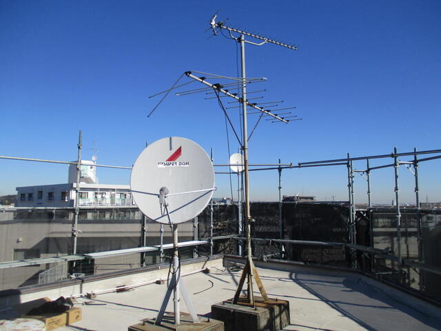 屋上にアナログVHF+UHFアンテナ、BSアンテナが設置済み