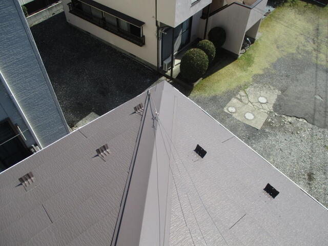 屋根棟跨ぎでアンテナ支線取りがされている