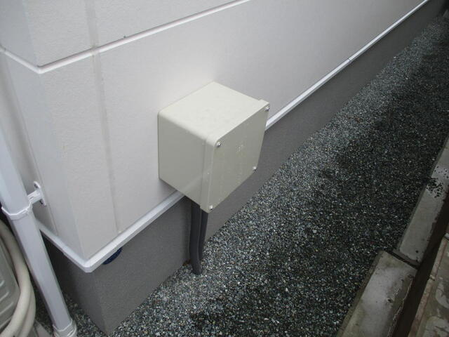 電柱から地中埋設配管で配線引き込みは、ボックス内を通って屋内引き込み