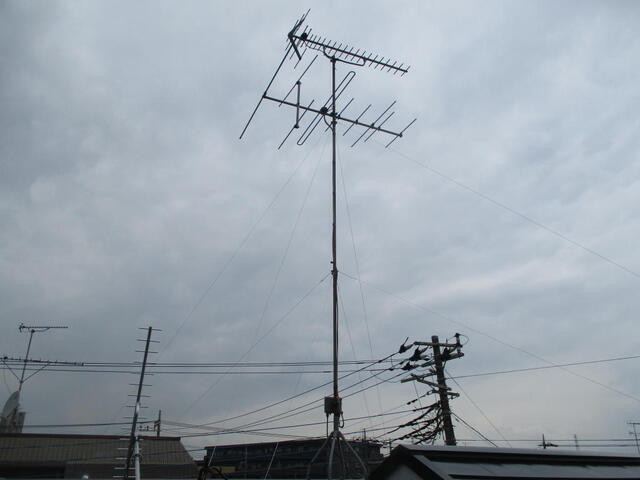 4mの高さで取り付けられたアナログ時代のVHF+UHFアンテナ