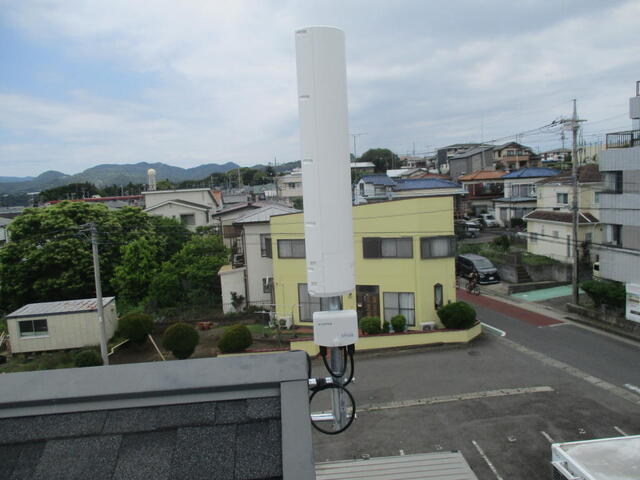 お隣との境界を越境しない様に短い壁面金具で対応