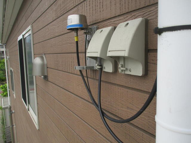 建物引き込み配線接続部分に防水処理をして入線カバー内に収める