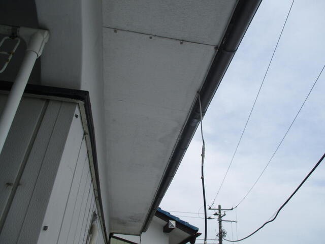 配線引き回し途中で無造作に空中にぶら下がって遊んでいる