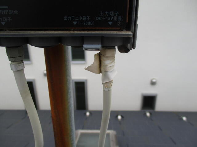 ブースター配線接続部分の防水キャップが無く、ビニールテープが巻かれている