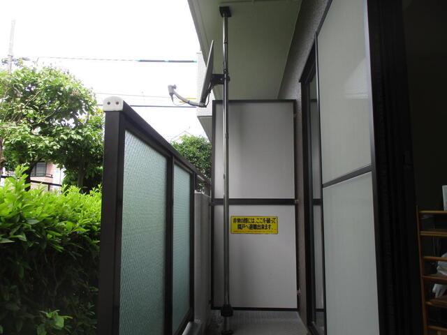 ベランダの床、天井に突っ張り棒タイプ金具でBSアンテナ取付工事