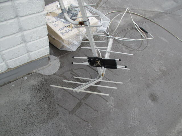 給電部(反射器:ダイポール)蓋が開いていた