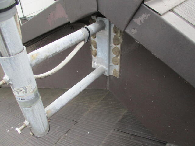 屋根上でアンテナを建てるのではなく、壁面金具でアンテナを建てていた