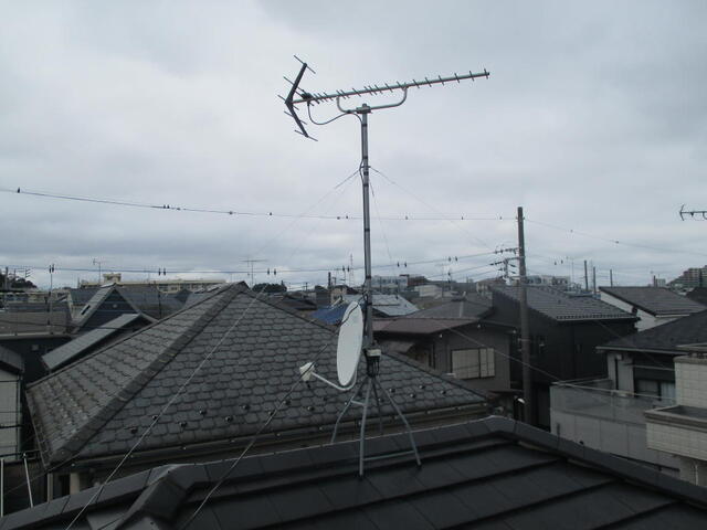 新築アンテナ工事で屋根上に地デジ+BS混合工事