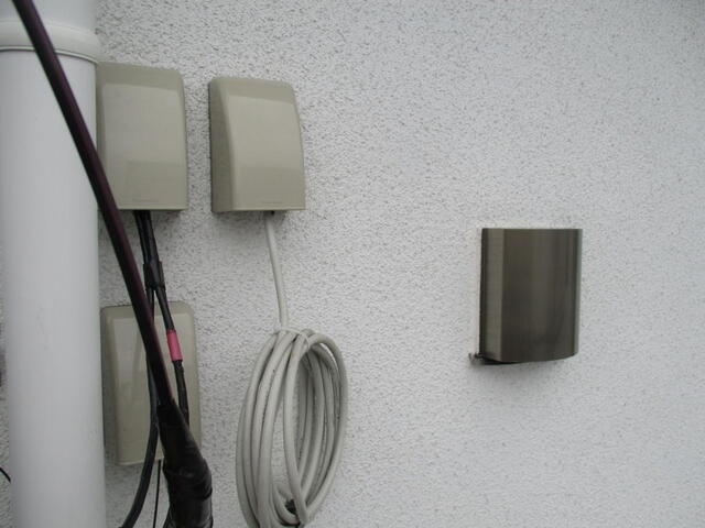 屋外に出されている建物引き込み配線につなぐ