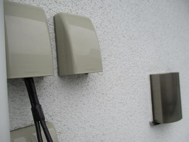 最後に建物引き込み配線を入線カバー内に余長を取って、配線保護