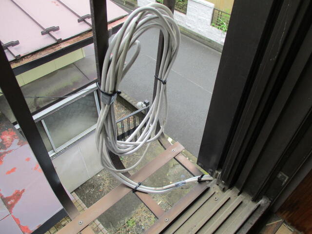 余った配線をまとめている