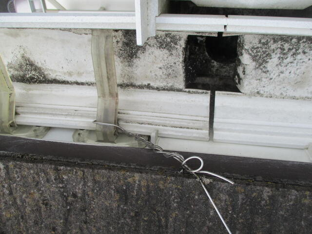 雨トヨプラスティック金具にアンテナ支線を巻くのは避けたい部分