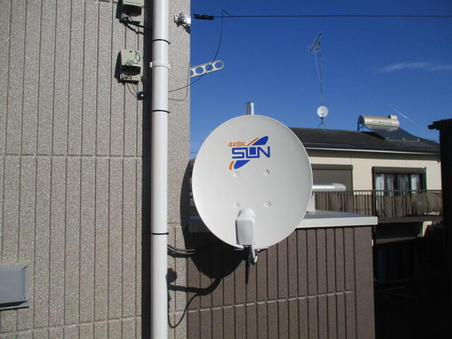 4k8k対応BSアンテナをベランダ挟み込み工事で取り付け
