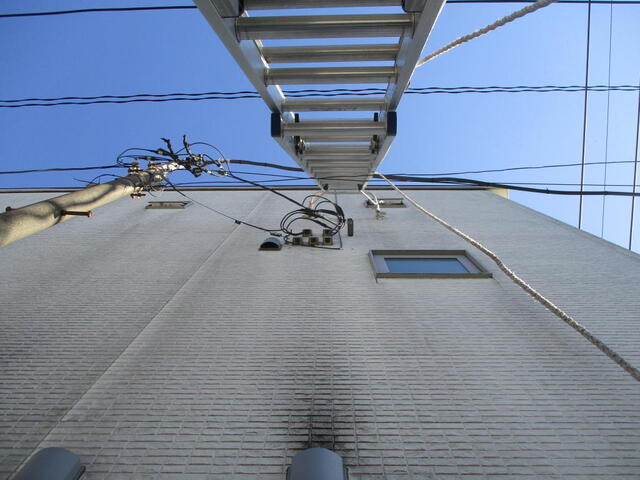片流れ屋根の高い方の外壁は、3階建ての高さと同等で見上げると確かに高い