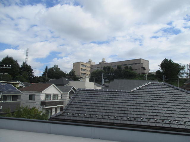 東京スカイツリー方向に小学校があり、一段下がった地形的背景