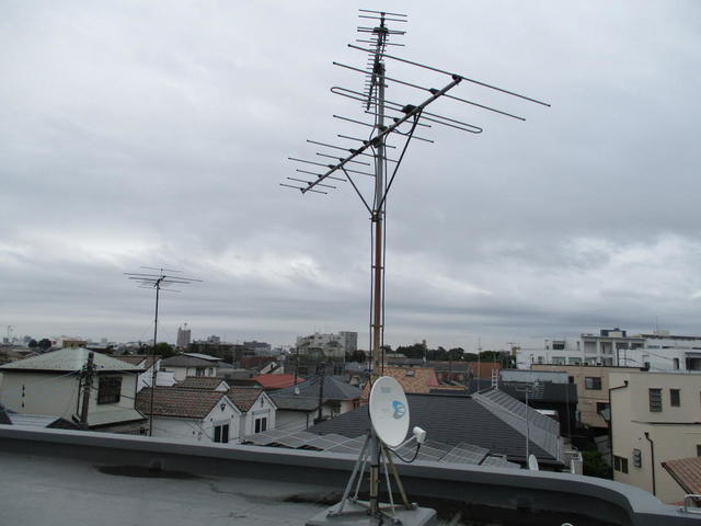 屋上のUHFアンテナはアナログ時代のまま20年以上再利用中